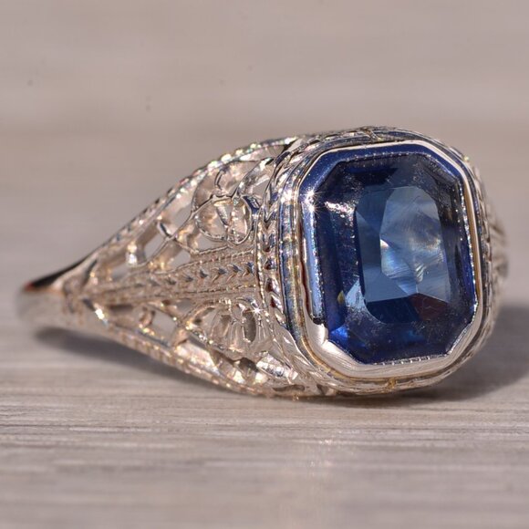 Antique Filigree Sapphire Ring in White Gold - Picture 5 of 10